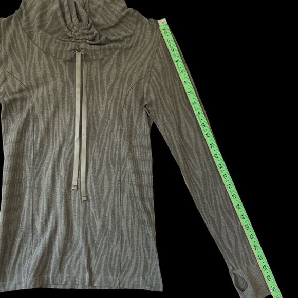 Athletic Essentials Women Top Pullover Animal print Gray Stretchy Size/ S - Picture 4 of 9